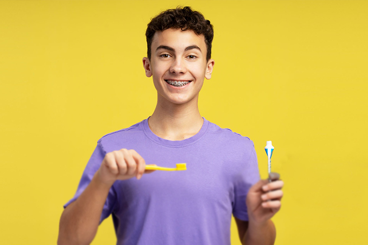 برخی از خمیر دندان‌ها حاوی موادی مانند سیترات روی و یا تریکلوزان هستند.